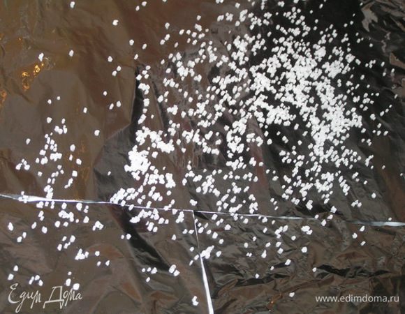 Противень застелить фольгой, посыпать крупной морской солью,