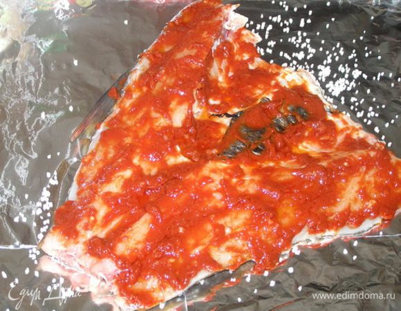 выложить рыбу, немного посолить, поперчить и хорошо смазать соусом.