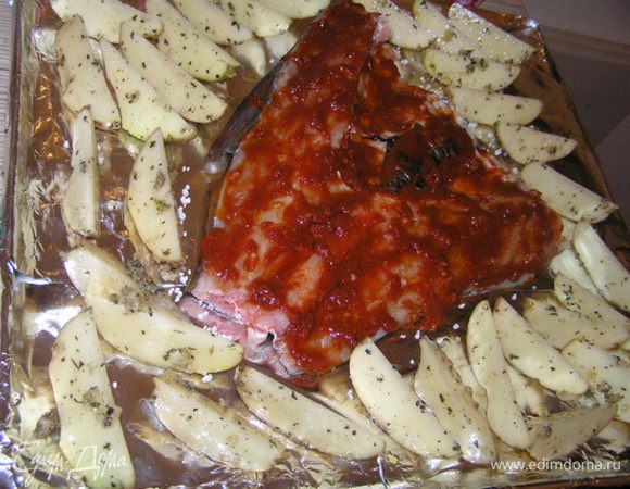 и выложить на противень вокруг рыбы, присолить.