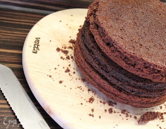 Разделить тесто на три части и выпекать поочередно, в разогретой духовке до 175 градусов 25 минут (готовность проверьте зубочисткой)...(для формы 23 см - 35 мин)... Каждый корж после остывания разрезать вдоль на два коржа. Всего должно получиться 6 коржей (слоев)...