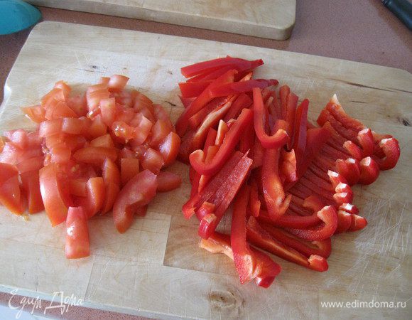 Перец порезать соломкой, помидор кубиком.