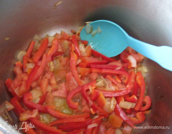 В кастрюлю к луку добавить перец и помидор, перемешать