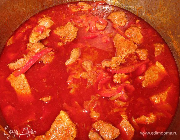  Мясо добавить к овощам,посыпать паприкой, хорошо размешать. Растворить в воде соль и перец и добавить к курице. Тушить на очень медленном огне 45-50 минут до готовности,  перемешать.  