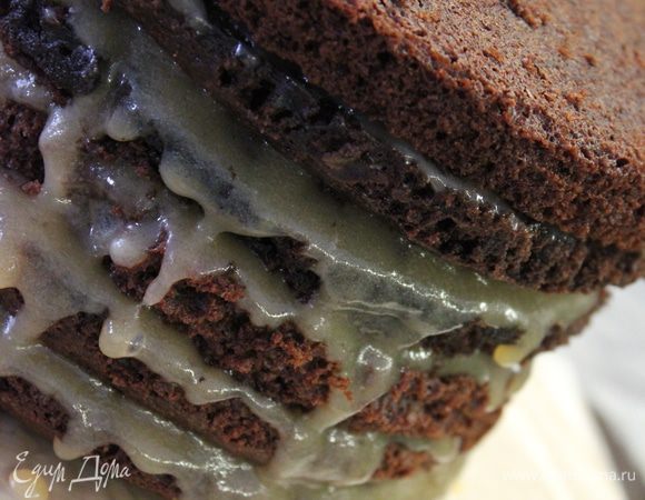 Промазать щедро каждый корж подогретой карамелью...