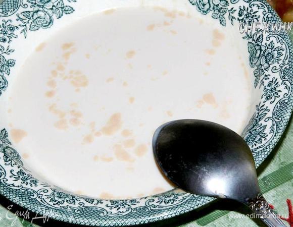 Молоко немного нагреть до теплого, но не горячего. Развести в нем дрожжи с 0,5 ст.л. сахара. Оставить до образования «пенки».