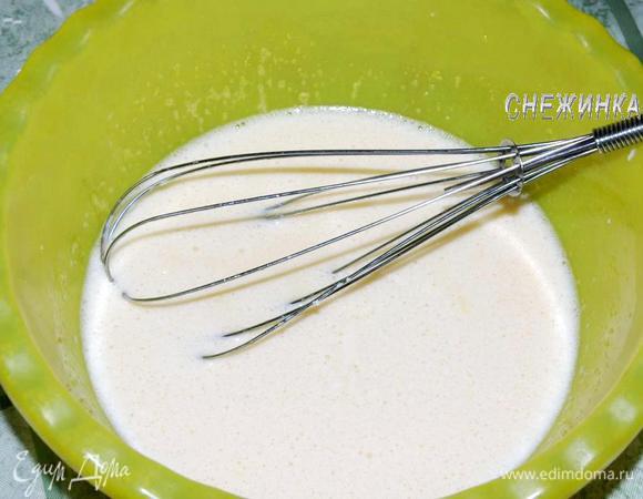 Перелить к ним молоко с дрожжами. Добавить соль. Перемешивать.