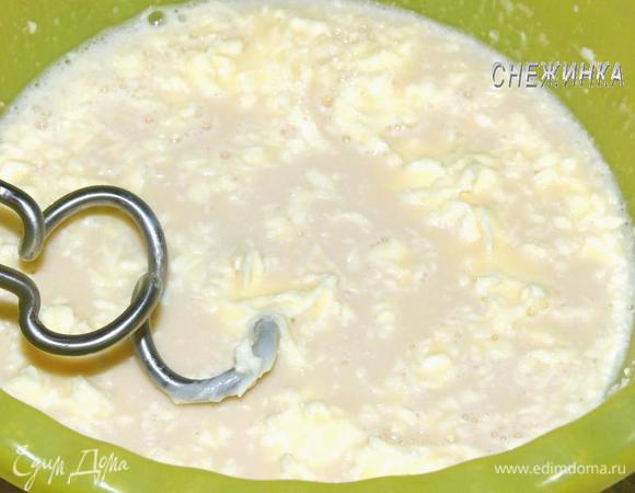 Добавить размягченное сливочное масло. Взбивать миксером с насадками для теста. 