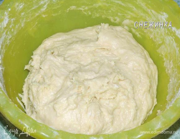 Готовое тесто слегка липкое, но хорошо отходит от стенок миски при вымешивании.