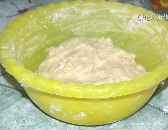 Миску с тестом закрываем пищевой пленкой и отправляем на ночь в холодильник. 