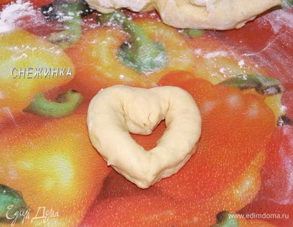 Края разворачиваем, соединяем в виде сердца, защипываем. 