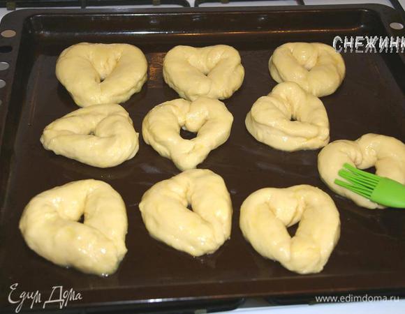 Делаем остальные булочки, укладывая на противень. Духовку разогреваем. Булочкам за это время даем расстояться 15 минут. Перед отправлением их в духовку смазываем слегка взбитым яйцом. 