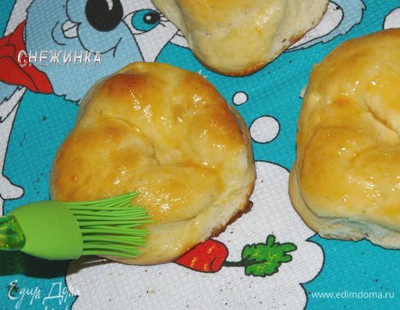 Выпекаем 15-20 минут при 180С. Ориентируйтесь по своей духовке, когда булочки станут слегка золотистыми, они готовы. Готовые булочки пока они еще горячие смазываем абрикосовым джемом или вареньем. Если варенье слишком густое, немного прогрейте его.