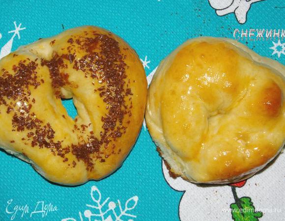 Можно оставить и так, булочки получаются ароматные, невероятно воздушные и очень вкусные. Можно украсить по желанию шоколадной стружкой, миндальной стружкой, кокосовой стружкой или кондитерской посыпкой. 