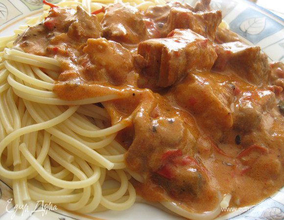 Минут за 5 до окончания тушения снять крышку, чтобы соус стал гуще.  Смешать сливки, лимонный сок и муку и влить их в соус, хорошо размешать, попробовать на соль и перец, при необходимости добавить. Протушить мясо в соусе 5-10 минут. 