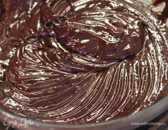 Взбить сливочное масло, добавить шоладную смесь и еще раз хорошо взбить....