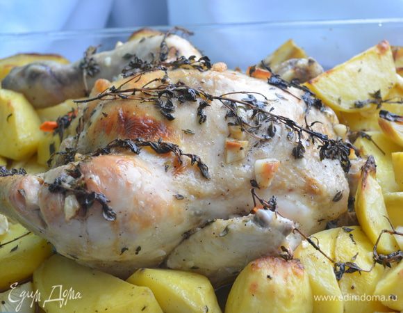 Приготовление: Чеснок почистить и измельчить. Сделать надрезы на ножках курицы. Натереть ее чесноком, перцем , солью , листочками тимьяна, полить оливковым маслом. Положить в форму. Кожу на грудке слегка поднять и положить под нее кусочки сливочного масла. Лук, картофель почистить и порезать на четвертинки. Морковь брусочками. Овощи посолить , поперчить, добавить веточки тимьяна и оливковое мало, перемешать и выложить к курице. Положить пару веточек сверху. Накрыть фольгой.  Запекать в разогретой до 200 градусов духовке под фольгой 30 минут и без нее, до аппетитной корочки на курице. МИР ВАМ!