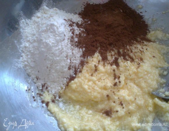 Затем-муку,какао,соль,корицу.Какао сейчас совершенно разное продают,поэтому и вкус и цвет у печенья может отличаться!