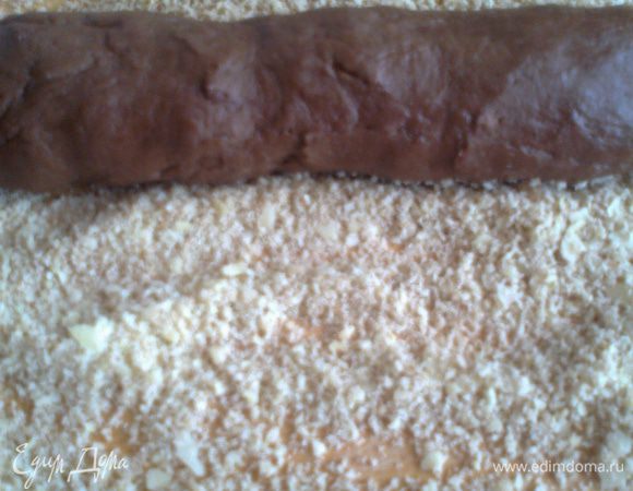 Тесто по рецепту надо поставить в холод на час,а потом катать"колбаски",но т.к.оно"послушное"и почти не липнет к рукам,я навострилась сразу обваливать в панировке!