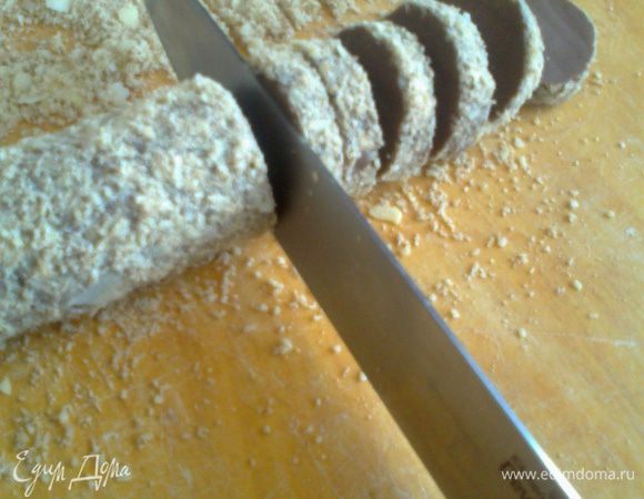 Достаём одну"колбаску"и самым острым ножом,какой есть в доме,нарезаем на кружочки толщиной около см.