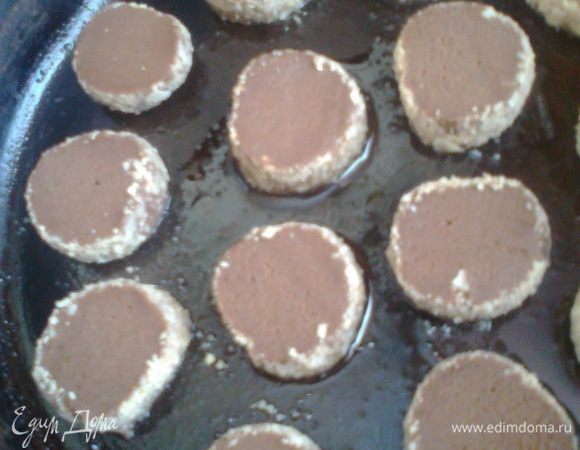 Отправляем первую партию печенья в разогретую до 180*духовку на 12-13 минут.Моя духовка плохо печёт верх,поэтому я ещё перевернула печеньки на пару минут...