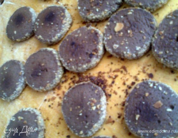 Печенье получается в меру плотное,в меру рассыпчатое и в меру сладкое с лёгкой горчинкой какао.Я бы сказала:с деликатным вкусом)))