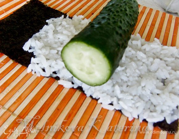 Огурец предварительно помыть, вытереть, обрезать концы. Выложить на рис. 