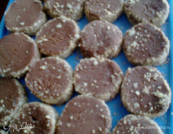 Можно сделать кружки-заготовки и отправить их в морозилку в таком виде до удобного случая.