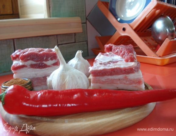 В воду кладем соль и луковую шелуху, кипятим минут 20, чтобы луковая шелуха протомилась, а отвар стал темным.
Сало нарезаем небольшими кусочками и кладем их в кипящий луковый отвар на 7-10 минут, затем кастрюлю убираем с плиты и кладем немного измельченного чеснока.
Сало оставляем в отваре до полного остывания, затем вынимаем его и каждый кусочек обмакиваем в измельченный чеснок, а сверху посыпаем красным молотым перцем. После этого помещаем сало в полиэтиленовые пакеты и отправляем сало в морозилку. Употреблять можно после того, как сало полностью замерзнет.
Приятного аппетита!!!