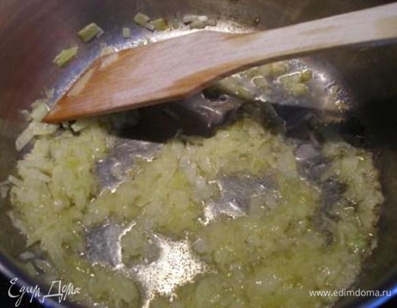 Растопить масло в большой кастрюле на среднем огне. Поджарить лук и чеснок до мягкости лука.