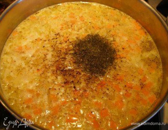 Добавить картофель, морковь, укроп, залить водой, довести до кипения, накрыть крышкой и оставить на 20 мин. на малом огне.