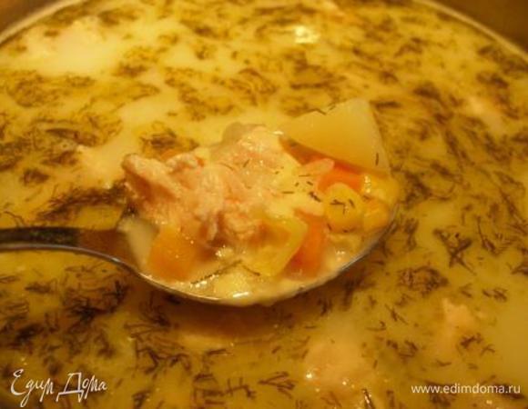 Добавить нарезанное на куски филе рыбы, кукурузу, сливки и тертый сыр. Солим, перчим. Довести до кипения и готовить еще 10 мин.