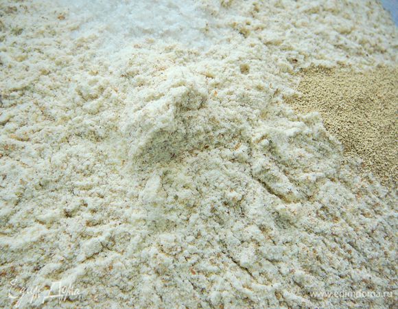 Смешать муку,соль и дрожжи.