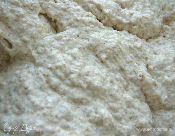 Постепенно влить теплую воду,тщательно перемешать.