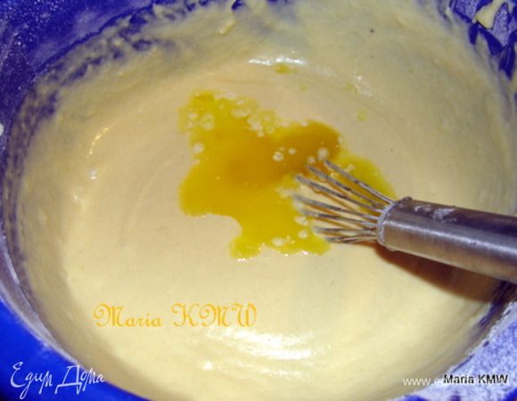 Отделить белки от желтков, взбить белки с щепоткой соли. 
В отдельной чашке смешать муку, разрыхлитель, соль, сахарную пудру, немного молока. Добавить желтки, перемешать и постепенно влить молоко. Получается не очень жидкое и не совсем густое тесто.
Растопим сливочное масло, введем аккуратно в тесто и перемешаем.