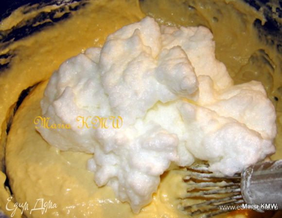 Аккуратно введем белки, тщательно вымешаем массу. 