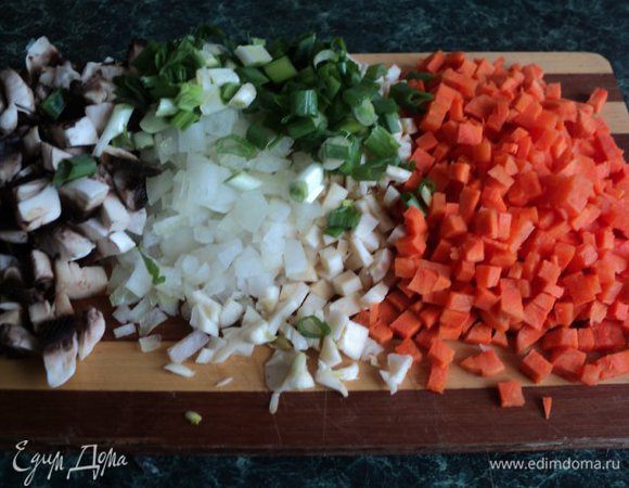 Почистить подготовленную морковь, сельдерей, лук, чеснок,  грибы и порезать мелким кубиком.