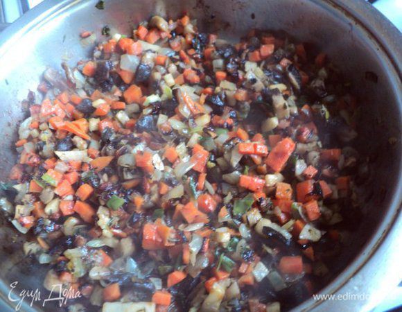 Разогреть на сковороде растительное масло, положить измельченные овощи и грибы, посыпать их тимьяном и, помешивая, тушить 5 мин. Охладить.