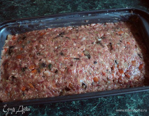Форму для запекания (20х10 см) смазать 1 ст. ложкой сливочного масла, заполнить полученной массой и разровнять поверхность мокрыми руками.  Поставить форму на нижнюю полку холодной духовки и запекать при температуре 190 градусов около часа.