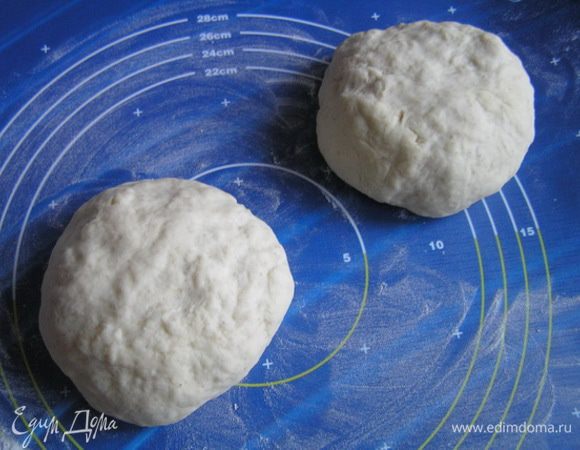 Приготовить тесто по рецепту http://www.edimdoma.ru/recipes/33336 до 15 шага включительно. Для удобства тесто можно разделить на 2 части и оставить на 30-40 минут в теплом месте (накрыть обязательно). 