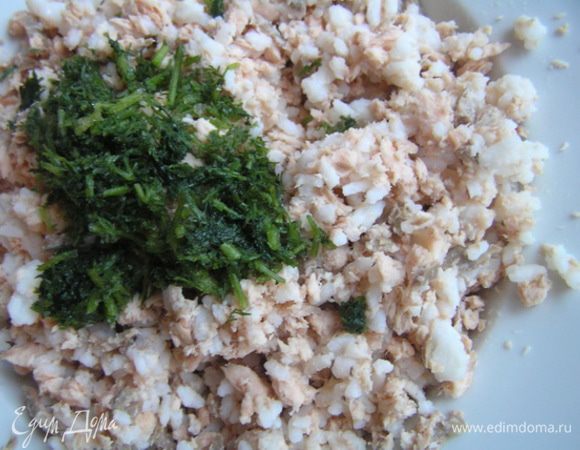 Приготовить начинку. Тунца размять вилкой, добавить рис, перемешать, добавить нарезанный укроп, все еще раз перемешать.