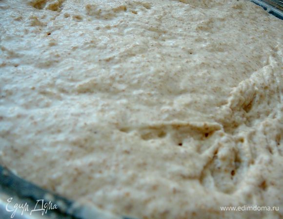 Затянуть ёмкость с тестом пищевой пленкой и оставить подходить в теплом месте на 3,5 часа.Спустя 3,5 часа тесто увеличится в объеме и станет чуть плотнее. 