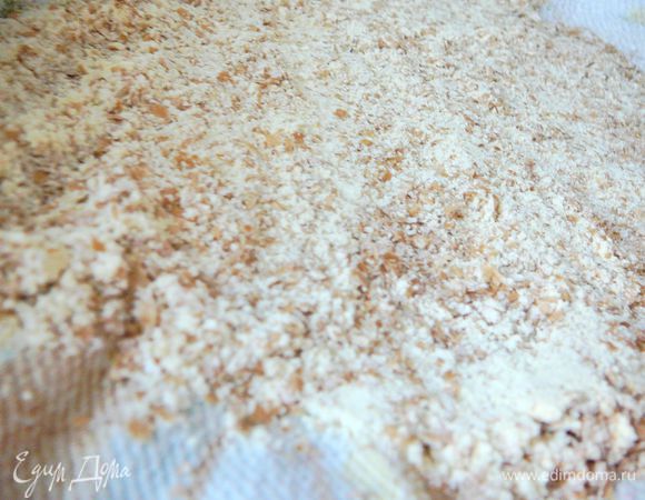 Застелить миску полотенцем или х/б салфеткой(желательно не махровой),присыпать полотенце хорошо мукой(я использовала смесь из кукурузной,пшеничной муки и отруби) 