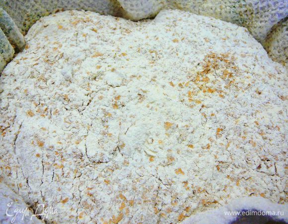 и переложить на полотенце,в миску тесто.Присыпать верх теста слегка мукой.Прикрыть полотенцем.