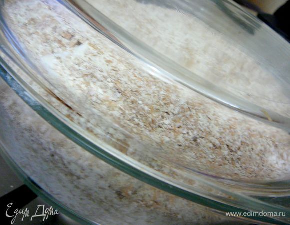 Духовку нагреть до 250 градусов.За 15 минут до начала выпечки,поставить в духовку кастрюлю(металлическую или стеклянную жаропрочную,объемом литра на 4-5).Через 15 минут,достать кастрюлю из духовки,присыпать дно мукой(я использовала кукурузную муку),опрокинуть к нее тесто швом вверх.Уменьшить температуру нагрева духовки до 230.Накрыть крышкой и поставить выпекать на 30минут.