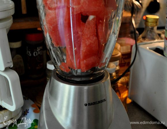 В небольшой кастрюльке на огне растворить сахар с водой,помешивая до полного растворения.
Добавить лимон.сок.перемешать. Арбузные кусочки в блендаре размельчить.Смешать арбузную смесь с сахарным сиропом. 