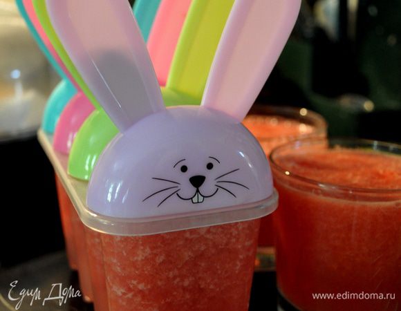 Все размешать и разлить по формочкам или бокальчикам. Поставить в морозильник на ночь или несколько часов.Перед тем как вынуть из формы,обдайте форму кипятком вокруг и фруктовый лед легко выскользит.