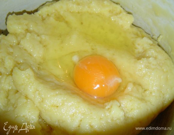 Кипятим воду, добавляем масло, соль, сахар. Даем маслу раствориться и опять кипятим ,а затем всыпаем муку и интенсивно перемешать тесто до образования однородной массы. Даем остыть минут 5-10 и по одному вводим яйца, каждый раз размешивая до однородности. С помощью кондитерского мешка отсаживаем пирожные на противень и выпекаем при температуре 180 гр около 40 минут(точное время будет зависеть от Вашей духовки).
А теперь приступаем к приготовлению крема.В кастрюлю кладем все ингредиенты, кроме масла и с помощью блендера взбиваем до однородности(чтобы не было крупинок). К творожной массе добавляем масло, ставим кастрюлю на огонь и постоянно помешивая доводим массу до образования пузырей, а затем продолжаем варить интенсивно помешивая, до загустения(консистенция должна быть похожа на густую манную кашу). Даем крему остыть, а в это время взбиваем сливки до устойчивых пиков, а затем добавляем их в крем, аккуратно перемешивая.
Теперь осталось начинить булочки, для этого срезаем верхушки, начиняем на половину кремом, в центр кладем клубнику, а сверху заполняем кремом и прикрываем крышечкой.
Украшаем по усмотрению.