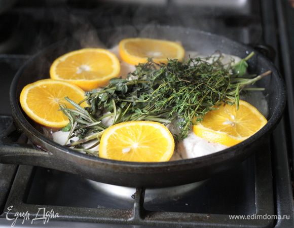 филе курицы промыла, просушила бумажным полотенцем, раскромсала на кусочки...
посолила, поперчила..
кинула на горячую сковороду с каплей оливкового масла филе курицы, обжарила слегка, сверху кинула пучки ароматнейших трав и апельсин, порезанный кусочками..Жарить до готовности курицы.