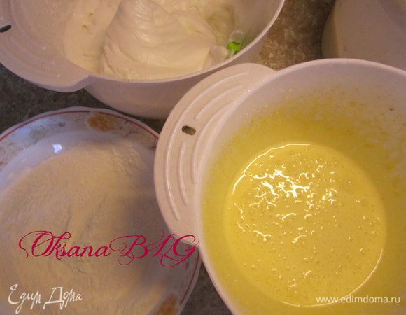 Для бисквита. духовку разогреть до 180 градусов.
Белки отделить от желтков. Муку, крахмал смешать. Белки со щепоткой соли взбить в пену, добавить 2 ст.л. сахара, взбивать до устойчивых пиков. Желтки взбить с сахаром, до увеличения в объеме в 3-4 раза. Половину белков ввести в желтковую массу. Добавить муку смешанную с крахмалом. аккуратно ввести оставшиеся булки. Подробный рецепт бисквита  http://www.edimdoma.ru/recipes/20733