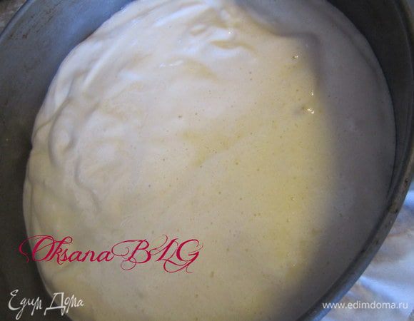 Форму застелить пергаментом, бока смазать растительным маслом. Тесто вылить в форму. 